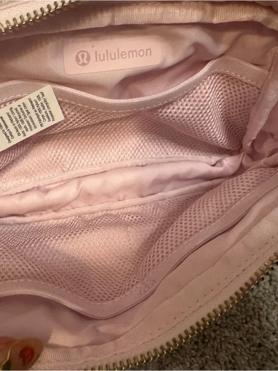 Lululemon Everywhere Belt Bag 1L L Monogram Metallic Blissful Pink/Gold - RARE - Picture 11 of 15